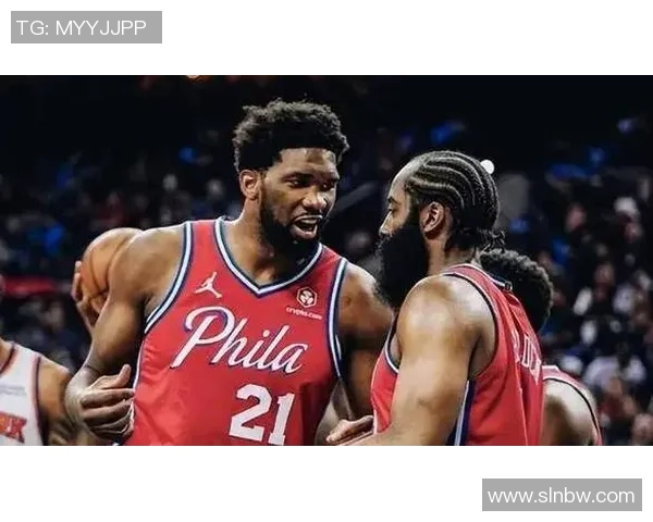 快船与开拓者激战正酣比分胶着引发球迷热议 快船与开拓者激战正酣比分胶着引发球迷热议