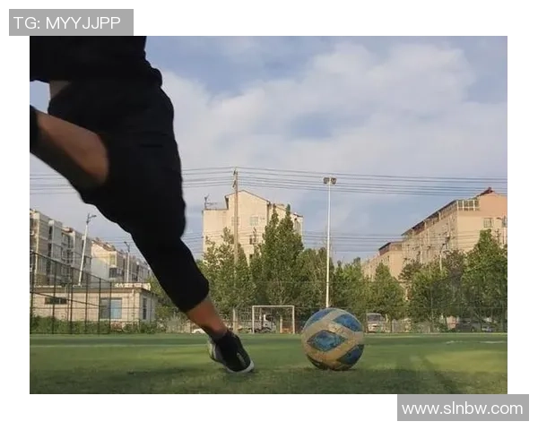 提升足球技巧的三对一训练视频让你的技术更上一层楼